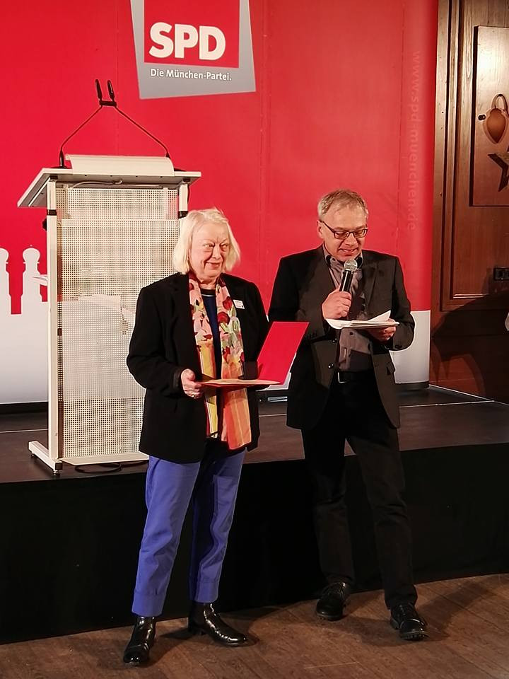 Roland Fischer ehrt Janne Weinzierl für ihre Verdienste pro Stolpersteine mit der Thomas-Wimmer-Medaille der Münchner SPD